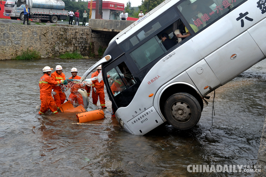 贵州大客车冲进河道 36名被困乘客被解救