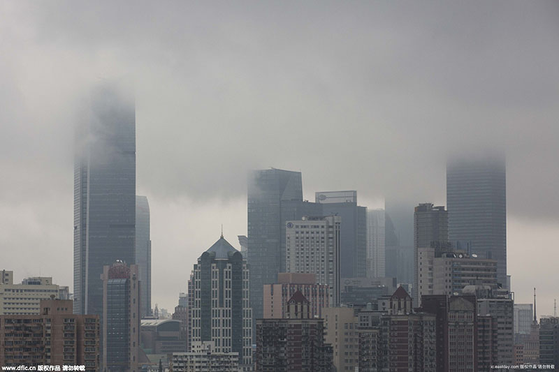 “今年最强暴雨”杀入魔都　地标建筑隐身一片雾茫
