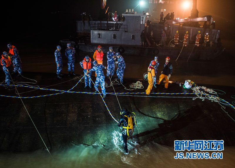 “东方之星”沉船事件：救援人员夜间持续搜救