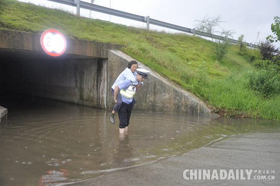 隧道涨水困住老人，交警背起渡过“小溪”