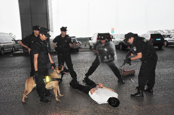 云南机场公安局举行反恐实战演练 确保南博会安保工作万无一失