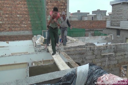 福建民宅拆除过程中突然垮塌 4名工人被困石堆