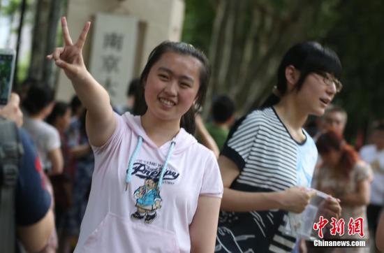 图为6月6日，南京大批高考考生走进当地一处考点看考场。<a target=&apos;_blank&apos; data-cke-saved-href=&apos;http://www.chinanews.com/&apos; href=&apos;http://www.chinanews.com/&apos;><p align=
