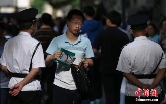 图为6月6日，南京大批高考考生走进当地一处考点看考场。<a target=&apos;_blank&apos; data-cke-saved-href=&apos;http://www.chinanews.com/&apos; href=&apos;http://www.chinanews.com/&apos;><p align=