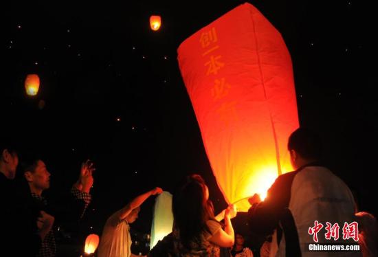 6月4日，赶考前夜，毛坦厂中学的学生们在孔明灯上写下心愿，向天空放飞希望，万只孔明灯映红了小镇上空。当日，安徽省六安市毛坦厂镇毛坦厂中学即将迎来2015年度高考。赶考前夜，高三学生与陪读家长在学校周边的空地上放飞孔明灯，预祝高考金榜题名。 <a target=&apos;_blank&apos; data-cke-saved-href=&apos;http://www.chinanews.com/&apos; href=&apos;http://www.chinanews.com/&apos;><p align=