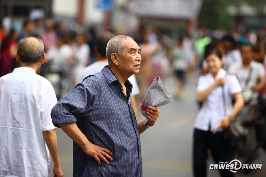 高清组图：记录高考考场外家长们的陪考表情