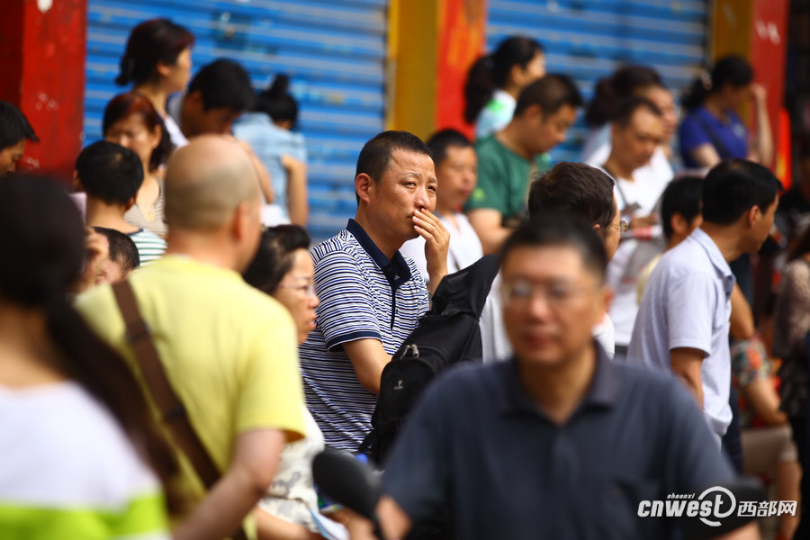 高清组图：记录高考考场外家长们的陪考表情