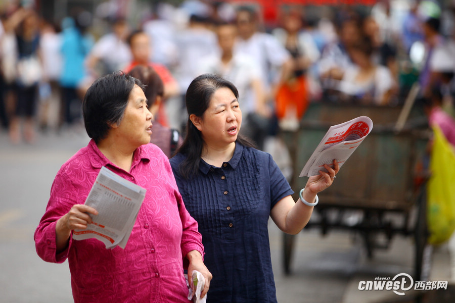 高清组图：记录高考考场外家长们的陪考表情