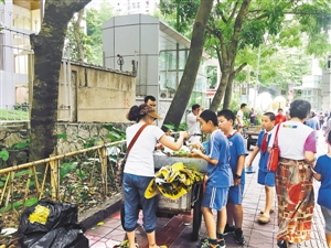 小摊贩又堵在深圳校门口了 五元零食最受学生青睐