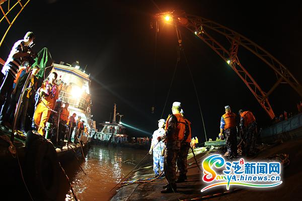海军驻三亚某部潜水员赴长江救援 打捞遗体22具