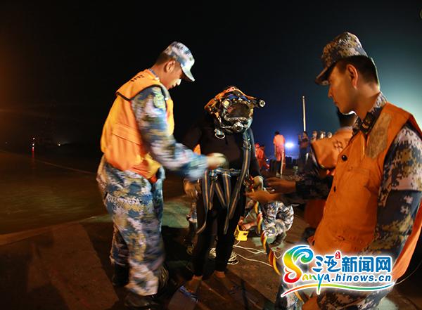海军驻三亚某部潜水员赴长江救援 打捞遗体22具