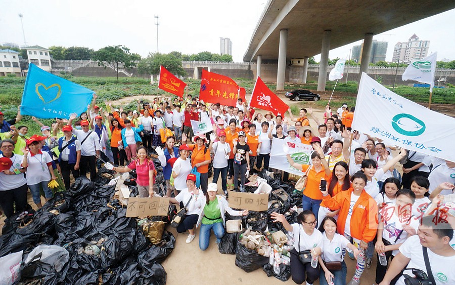 广西志愿者宣传环保理念 把垃圾分类意识带回家