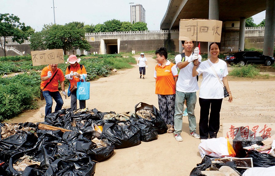 广西志愿者宣传环保理念 把垃圾分类意识带回家