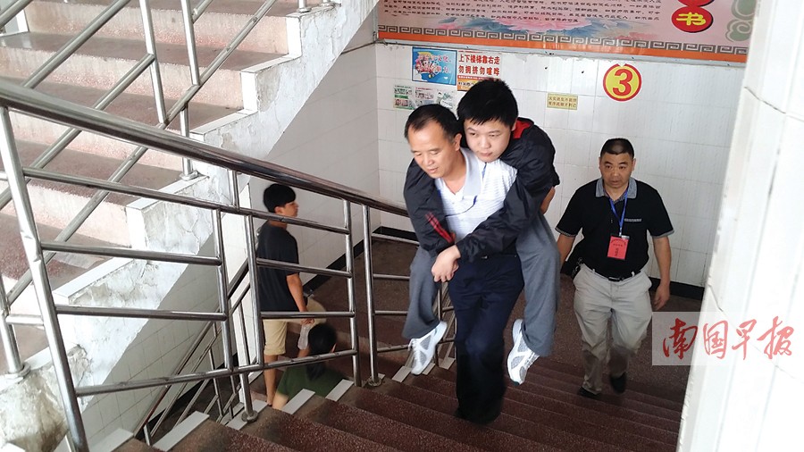 全州考生杨垒圳患重症瘫痪 父亲背他进高考考场