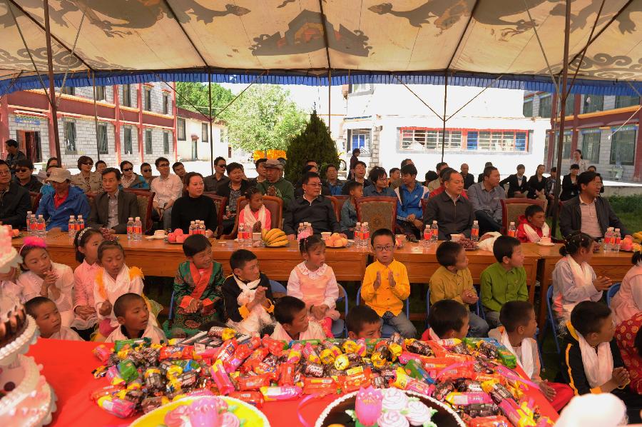 100余名藏族小朋友的特殊生日