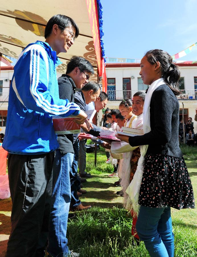 100余名藏族小朋友的特殊生日