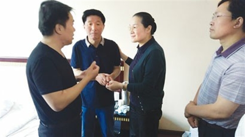 上海市政府工作组看望慰问遇难者家属和幸存者
