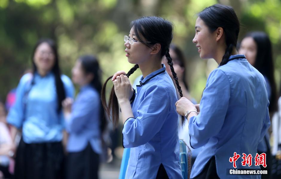 大学生着“怀旧装”庆生东南大学113周年