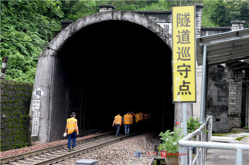 探访柳州三江彭莫山隧道里的“隐形人”(组图)