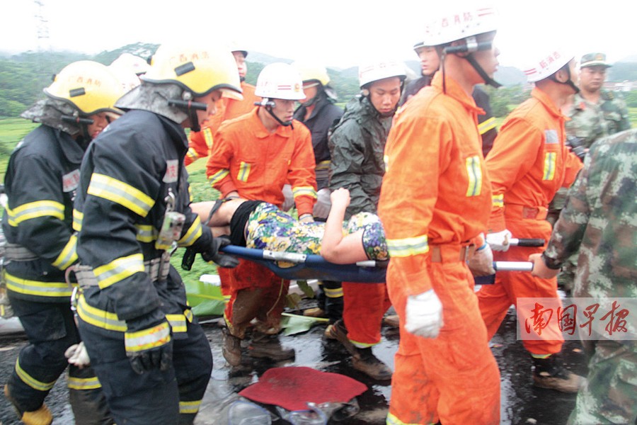 雨天路滑南北高速大客车失控侧翻 造成20多人受伤