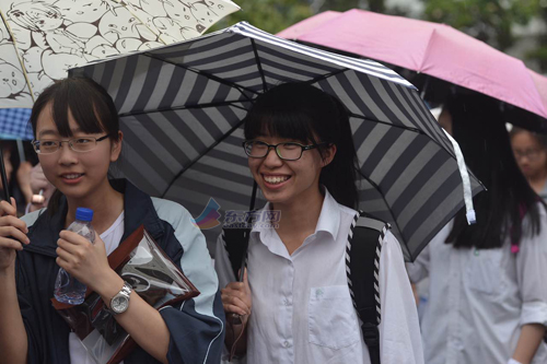 为期2天上海高考雨中结束 学生在考场外合影留念