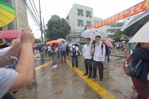 为期2天上海高考雨中结束 学生在考场外合影留念