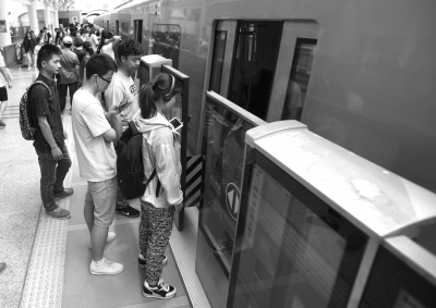 北京地铁八通线13号线屏蔽门试运行