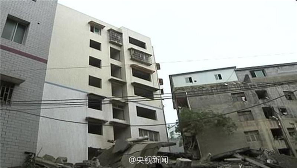 贵州遵义一七层民房垮塌 英勇夫妇挽救60余人