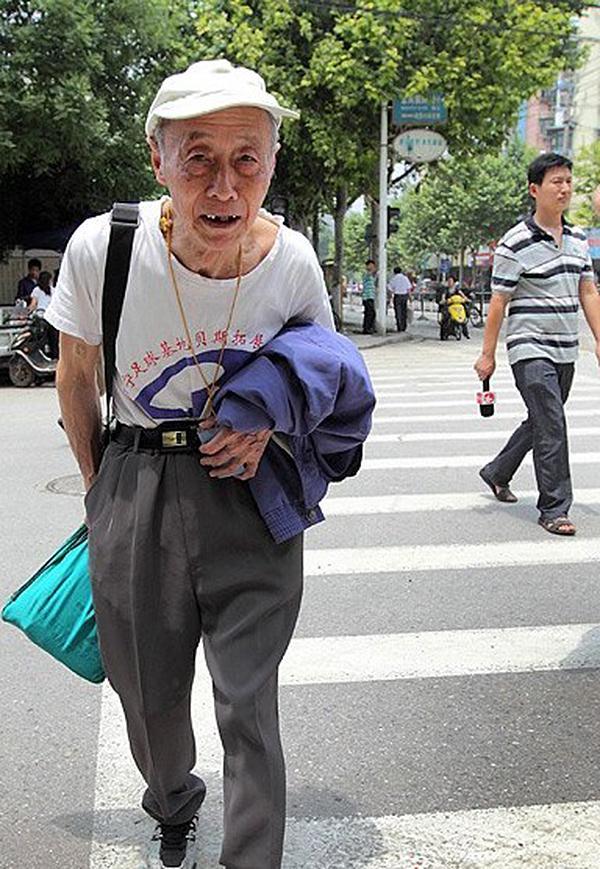 86岁老人连续15年高考：想纠错单位60年前职称评比