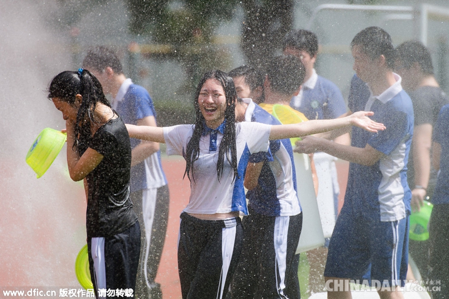 图片精选：深圳一中学举办毕业季“泼水节”