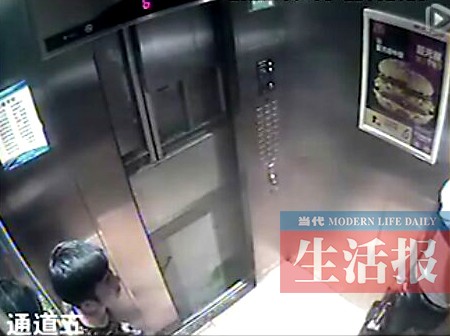 嫌电梯慢男子将电梯门踢飞 一脚把自己踢进拘留所