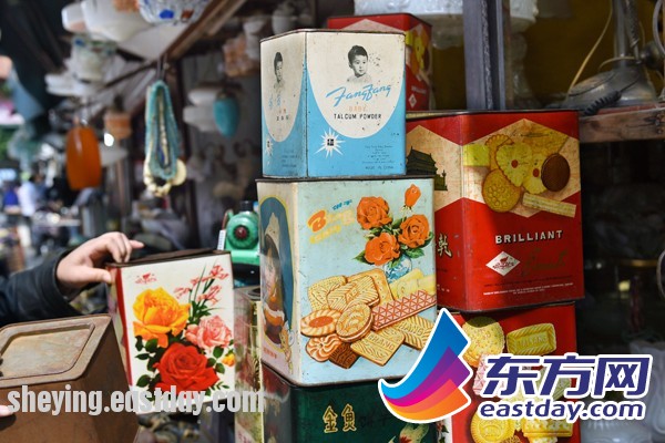 即将消逝的上海东台路古玩市场一条街