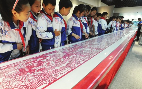 苏州大师创作25米不间断真丝剪绸创基尼斯之最