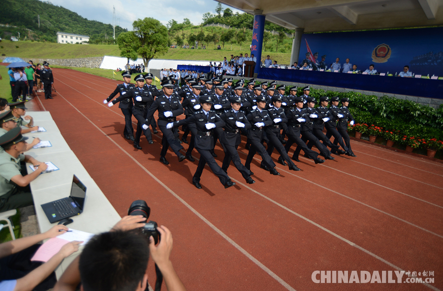 湖南郴州首届警察运动会开幕<BR>近千警察齐刷刷亮相势如“阅兵”