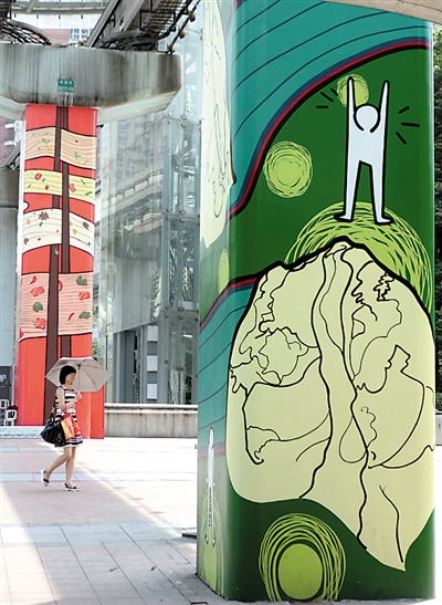 重庆城市名片被画上轻轨墩柱 罗中立的《父亲》成亮点