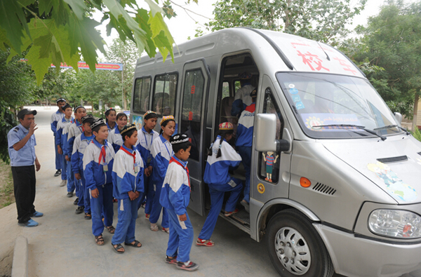 住村工作组带来校车为村民孩子上学解决最大困难
