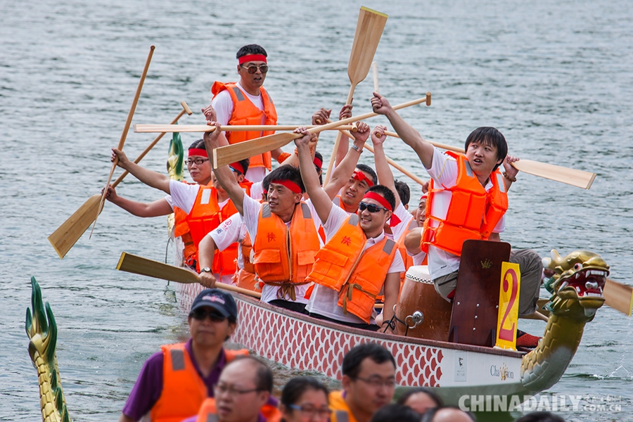 中外友人金海湖上赛龙舟为端午节预热