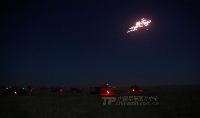 解放军夜间射击猛照：炮火映天 场景科幻