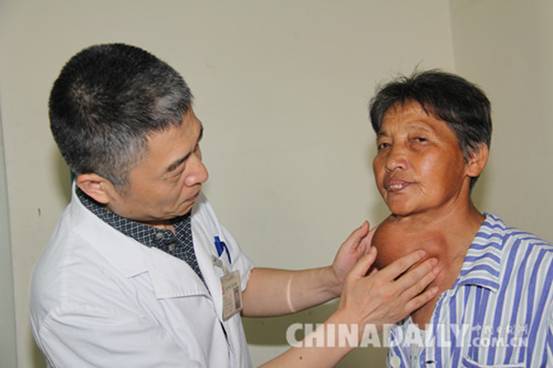 河北省人民医院张静为患20年颈部肿物老人预交手术费