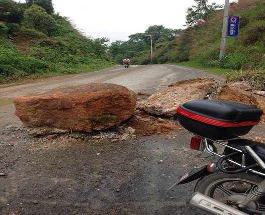 山体塌方巨石滚落 上饶公路部门及时清理