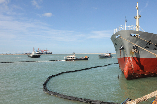 八所海事局联合相关单位开展危险化学品码头船舶溢油消防应急演习