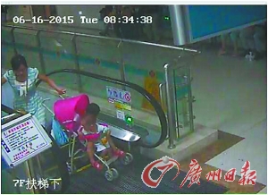广州一婴儿车强搭自动梯 两名婴儿险些受伤