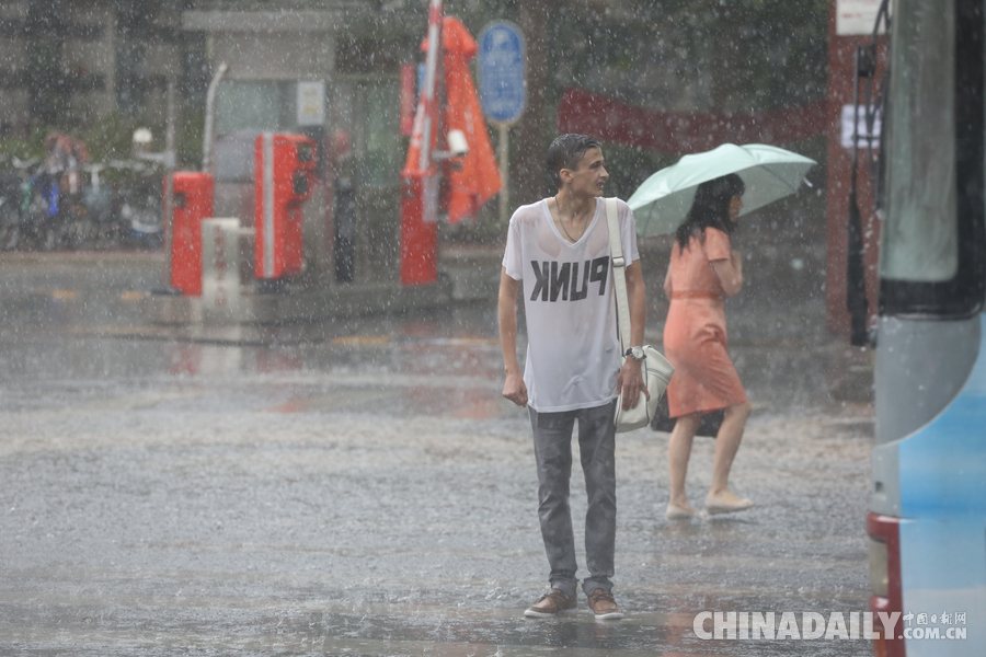 北京遭遇暴雨袭击