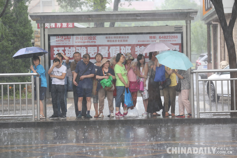 北京遭遇暴雨袭击