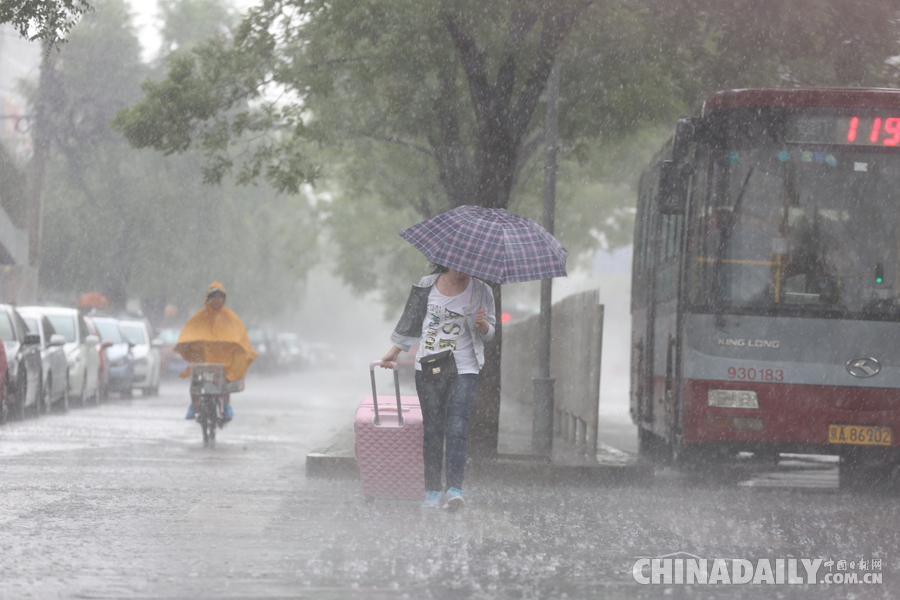北京遭遇暴雨袭击