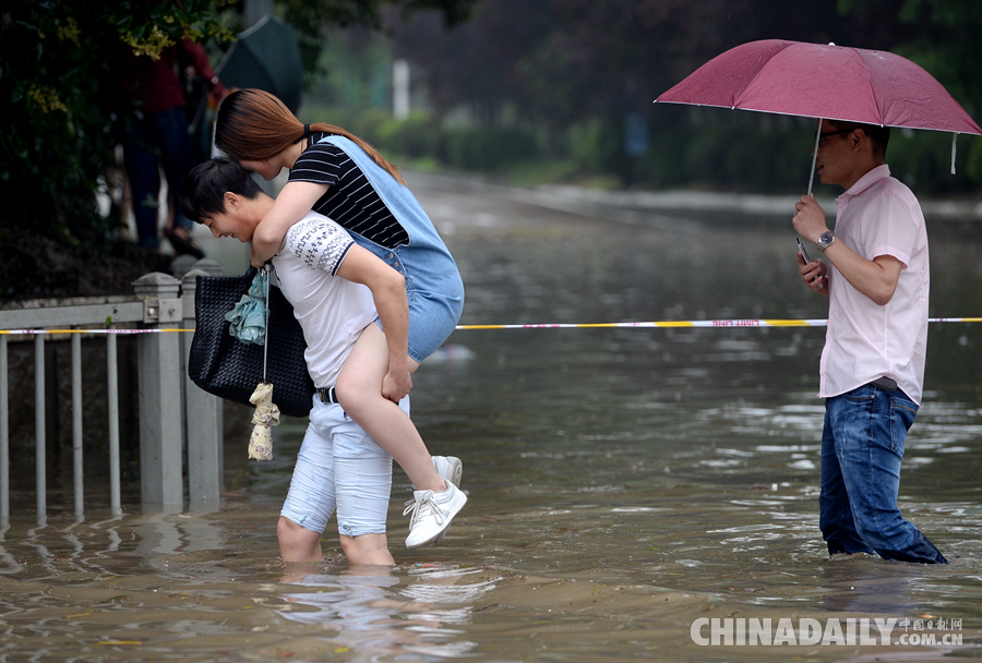 上海遭遇暴雨袭击 部分街道严重积水[1]