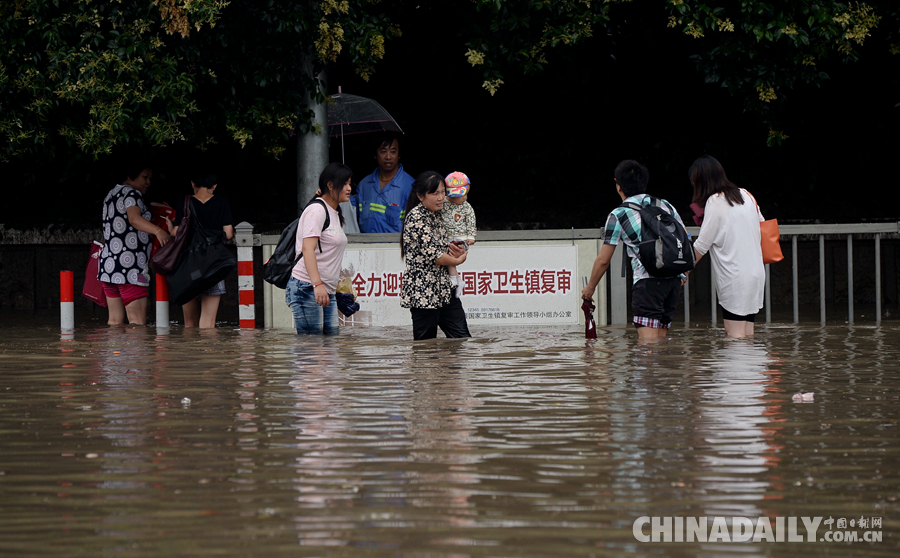 上海遭遇暴雨袭击 部分街道严重积水