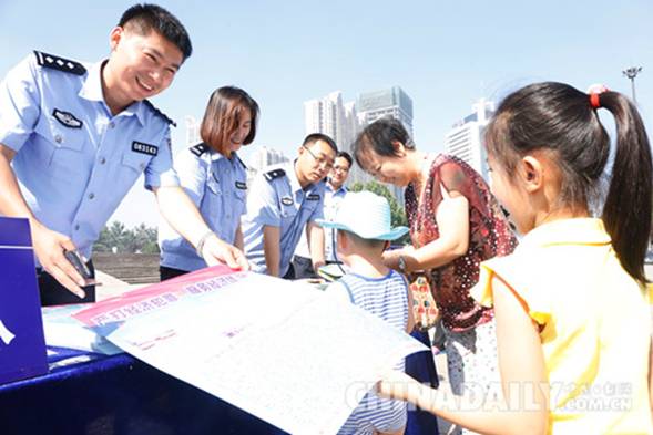 河北唐山市公安局举行“执法为民宣传日”活动