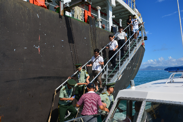 船员海上作业摔伤 三亚边检站紧急救助