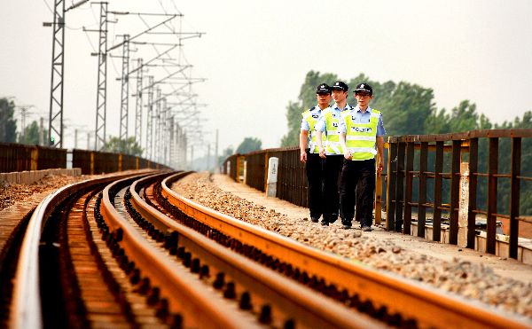 济南铁路警方“多点布控” 确保端午节小长假安全稳定